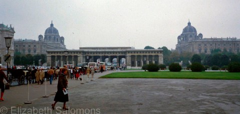 The Naturhistorisches Museum and the Kunsthistoriches Museum are mirror images of each other.